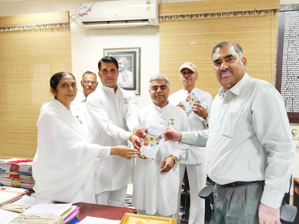 म्हारो राजस्थान समृद्ध राजस्थान अभियान के विषय में डूंगरपुर जिला कलेक्टर से बात करते बी.के. विजयालक्ष्मी दीदी, बी.के. बीरेंद्र भाई व अन्य टीम के सहयोगी सदस्य