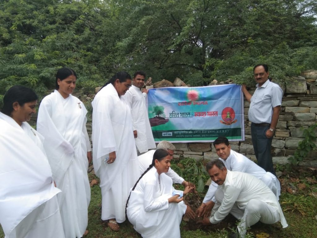 चित्तौड़ राजस्थान मैं वीर तेजाजी छात्रावास में  पौधा रोपण करते हुए आशा दीदी चित्तौड़ सेंटर इंचार्ज, वीरेंद्र भाई जी, शांतिवन