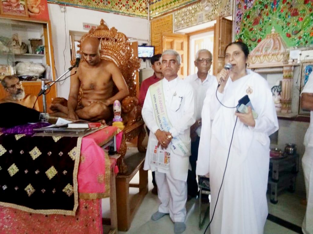 म्हारो राजस्थान समृद्ध राजस्थान जयपुर से डूंगरपुर अभियान के तहत जैन मुनि अनुभव सागर जी से अभियान वार्ता करते बी. के. भाई-बहनें