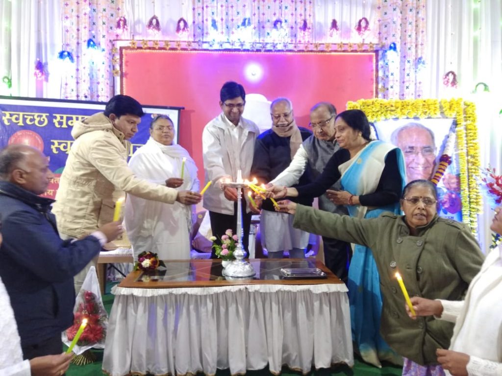 मंदसौर के विविध समाजसेवी संगठनों के समाज सेवकों को डॉक्टर दिलीप न लगे द्वारा स्वच्छ समाज स्वस्थ समाज तथा तनाव मुक्त जीवन विषय पर संबोधित किया गया