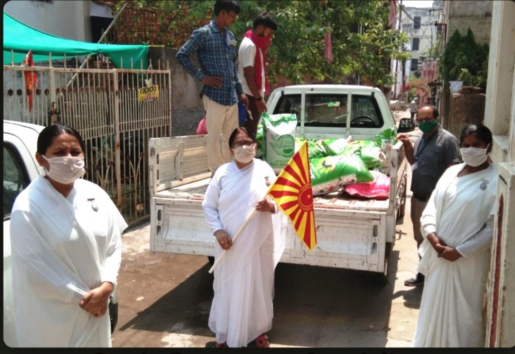 गरीब व जरूरतमंदों के लिए ब्रह्माकुमारीज़ टिकरापारा ने जिला प्रषासन को सौंपी खाद्य सामग्री