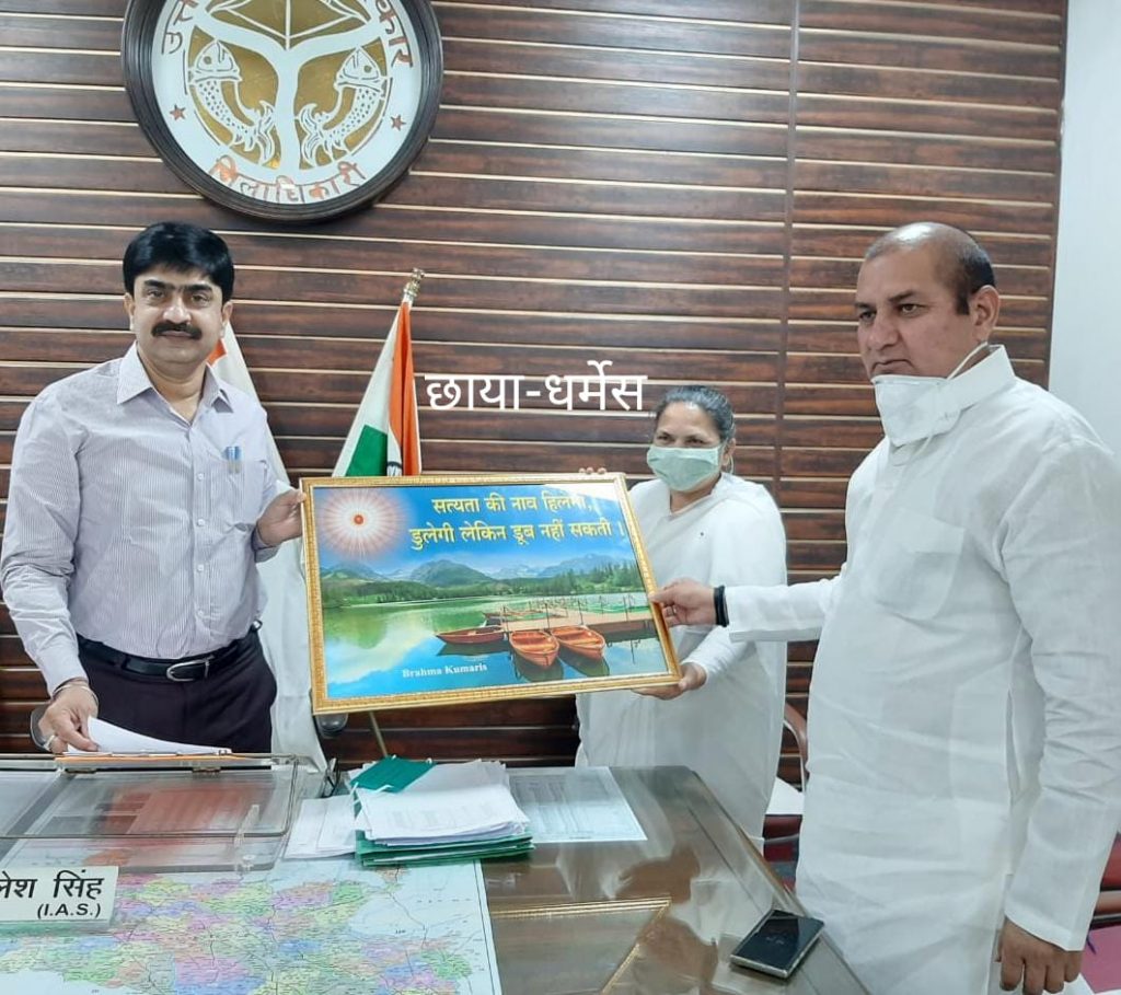 डीएम अखिलेश सिंह को बी के सन्तोष बहन ने किया सम्मानित