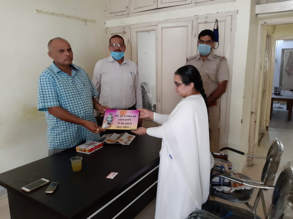 ब्रह्माकुमारीज़ सफीदों सेंटर ने पुलिस विभाग के पदाधिकारियों तथा अन्य जवानों को ईश्वरीय सौगात भेंट की