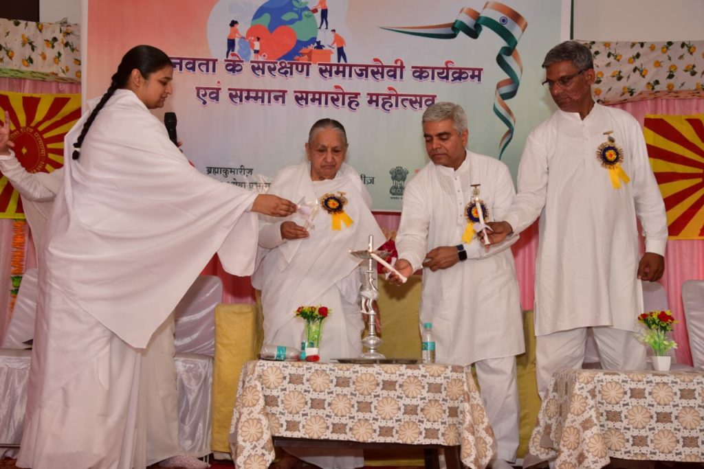 अजमेर: ब्रह्माकुमारी परिवार एवं समाजसेवा प्रभाग द्वारा 200 समाजसेवियों को सम्मानित किया गया।