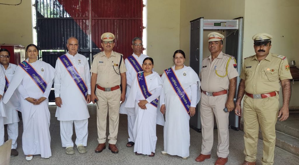 स्वर्णिम समाज निर्माण अभियान के अंतर्गत उच्च सुरक्षा कारागार अजमेर जेल में कैदियों को ईश्वरीय संदेश देते हुए अभियान यात्री
